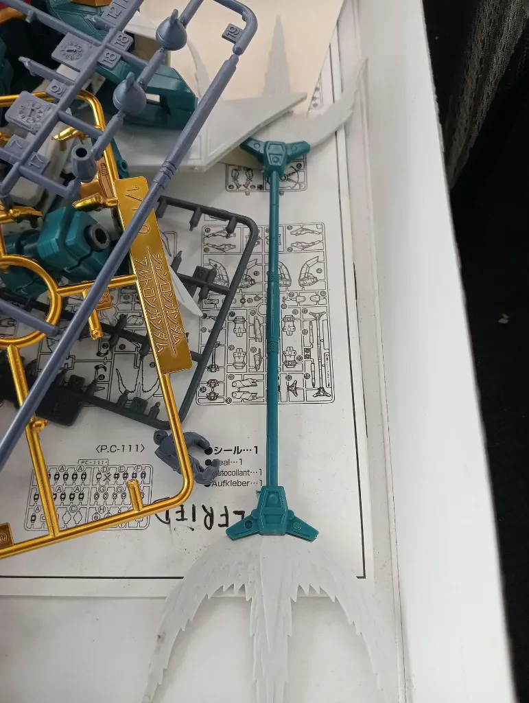 Altron Gundam XXXG-01S2 HG Bandai 1995 à l’échelle 1/100, maquette montée avec trident, bouclier, pièces restantes, boîte et notice d’origine