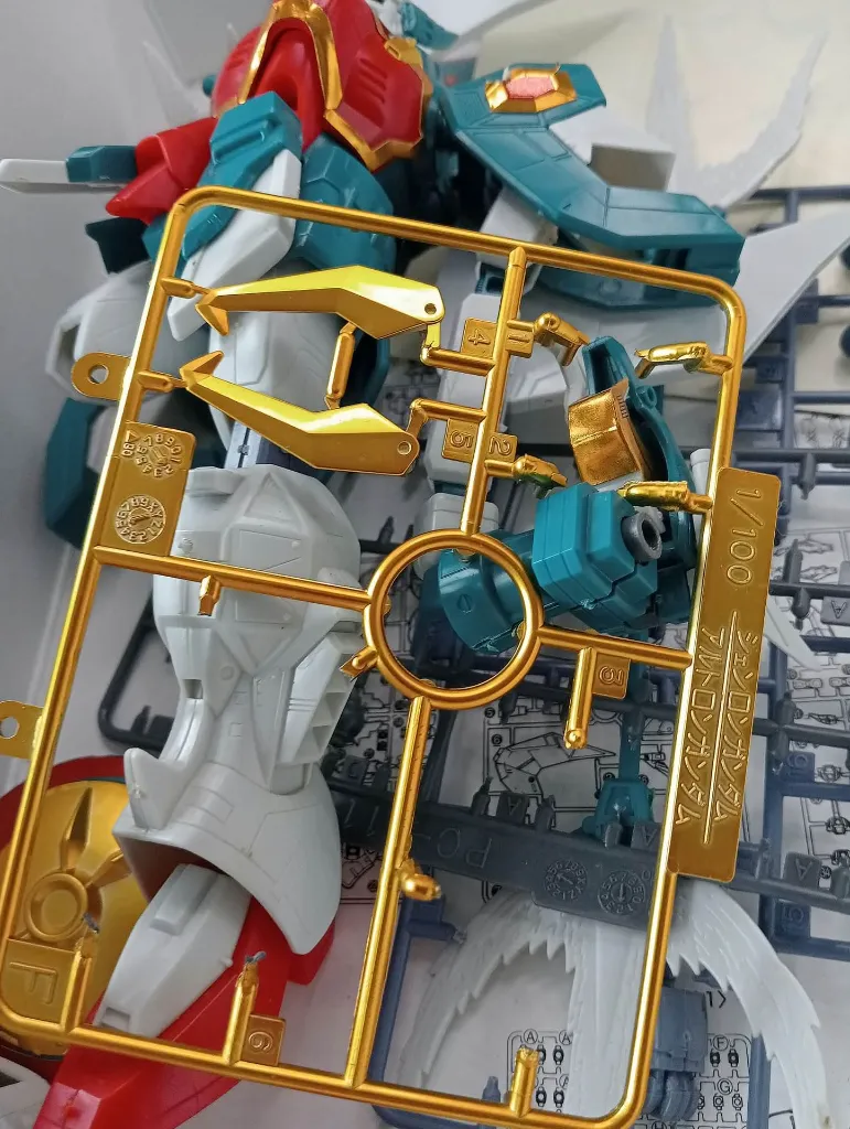 Altron Gundam XXXG-01S2 HG Bandai 1995 à l’échelle 1/100, maquette montée avec trident, bouclier, pièces restantes, boîte et notice d’origine
