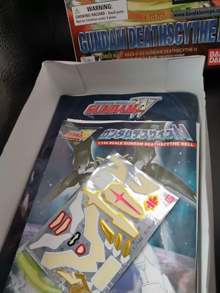 Gundam Deathscythe Hell XXXG-01D2 Bandai 1995 à l’échelle 1/144, maquette montée noire et blanche avec Active Cloak, boîte et notice d’origine