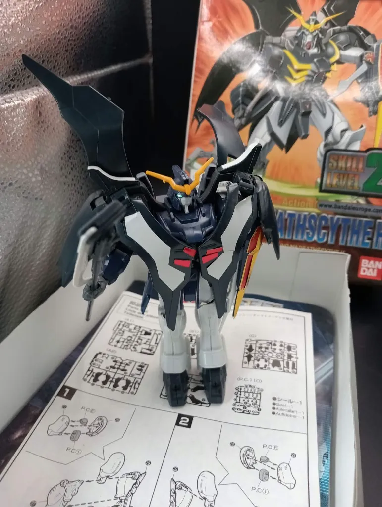 Gundam Deathscythe Hell XXXG-01D2 Bandai 1995 à l’échelle 1/144, maquette montée noire et blanche avec Active Cloak, boîte et notice d’origine
