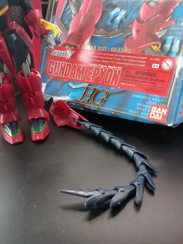 Maquette vintage Gundam Epyon OZ-13MS HG Bandai 1995 échelle 1/100 montée, armure bordeaux et grise, ailes articulées et boîte d’origine