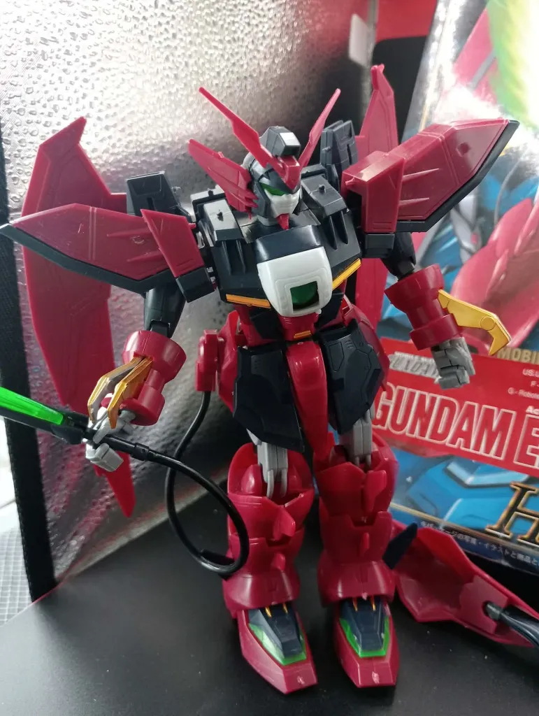 Maquette vintage Gundam Epyon OZ-13MS HG Bandai 1995 échelle 1/100 montée, armure bordeaux et grise, ailes articulées et boîte d’origine