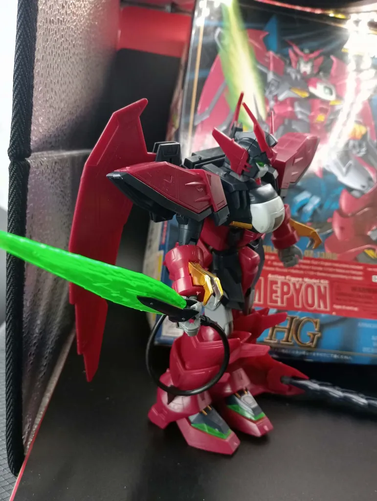 Maquette vintage Gundam Epyon OZ-13MS HG Bandai 1995 échelle 1/100 montée, armure bordeaux et grise, ailes articulées et boîte d’origine