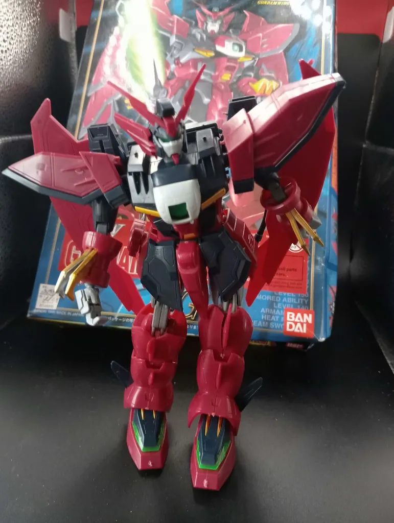 Maquette vintage Gundam Epyon OZ-13MS HG Bandai 1995 échelle 1/100 montée, armure bordeaux et grise, ailes articulées et boîte d’origine