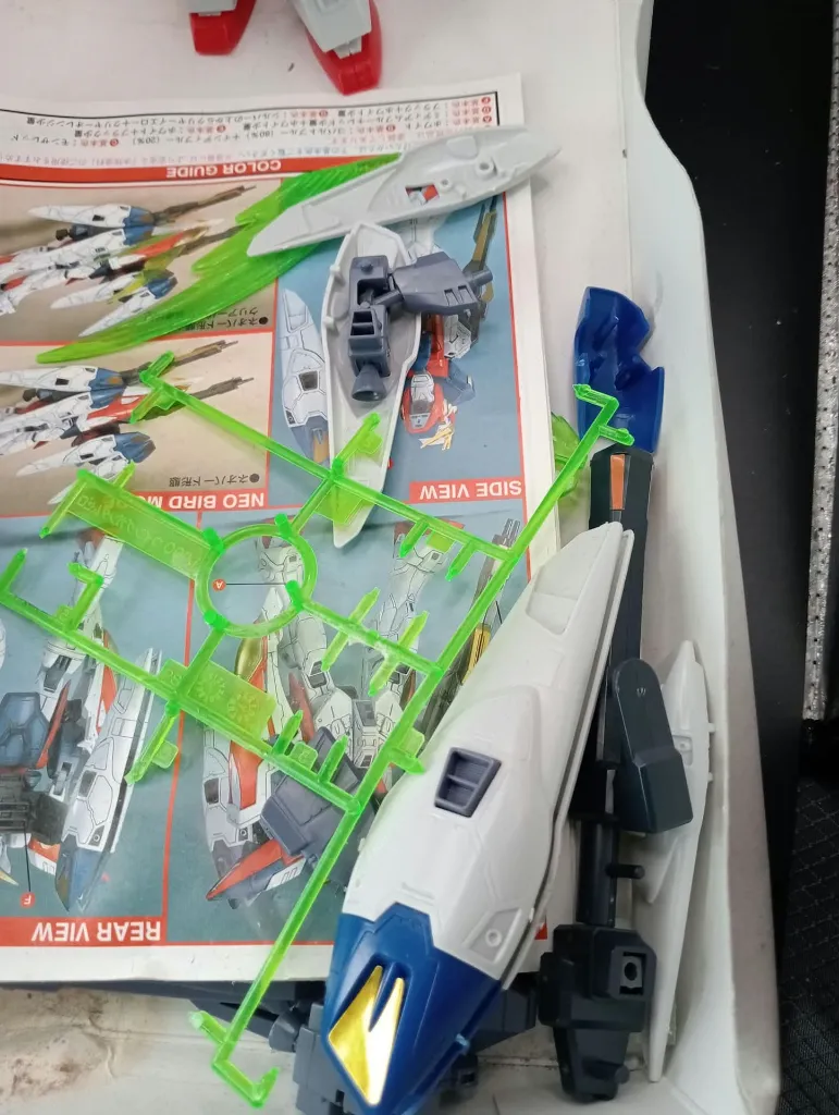 Gundam Wing Zero XXXG-00W0 HG Bandai 1995 à l’échelle 1/100, maquette montée avec bouclier, pièces détachées, boîte et notice d’origine