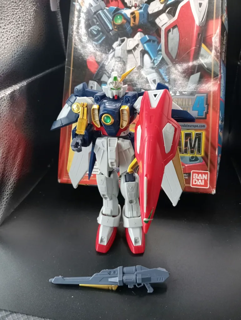 Maquette vintage Gundam Wing XXXG-01W HG Bandai 1995 échelle 1/100 montée avec Buster Rifle gris, bouclier rouge et boîte d’origine