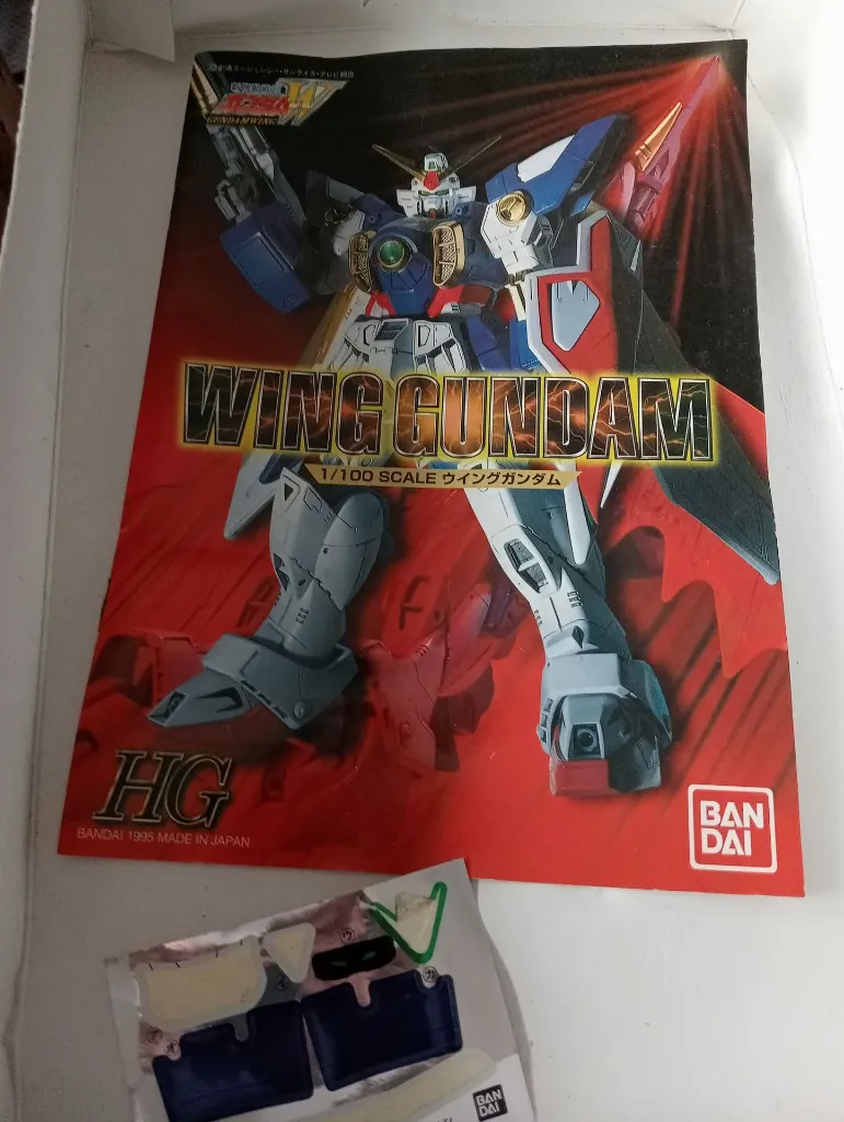 Maquette vintage Gundam Wing XXXG-01W HG Bandai 1995 échelle 1/100 montée avec Buster Rifle gris, bouclier rouge et boîte d’origine