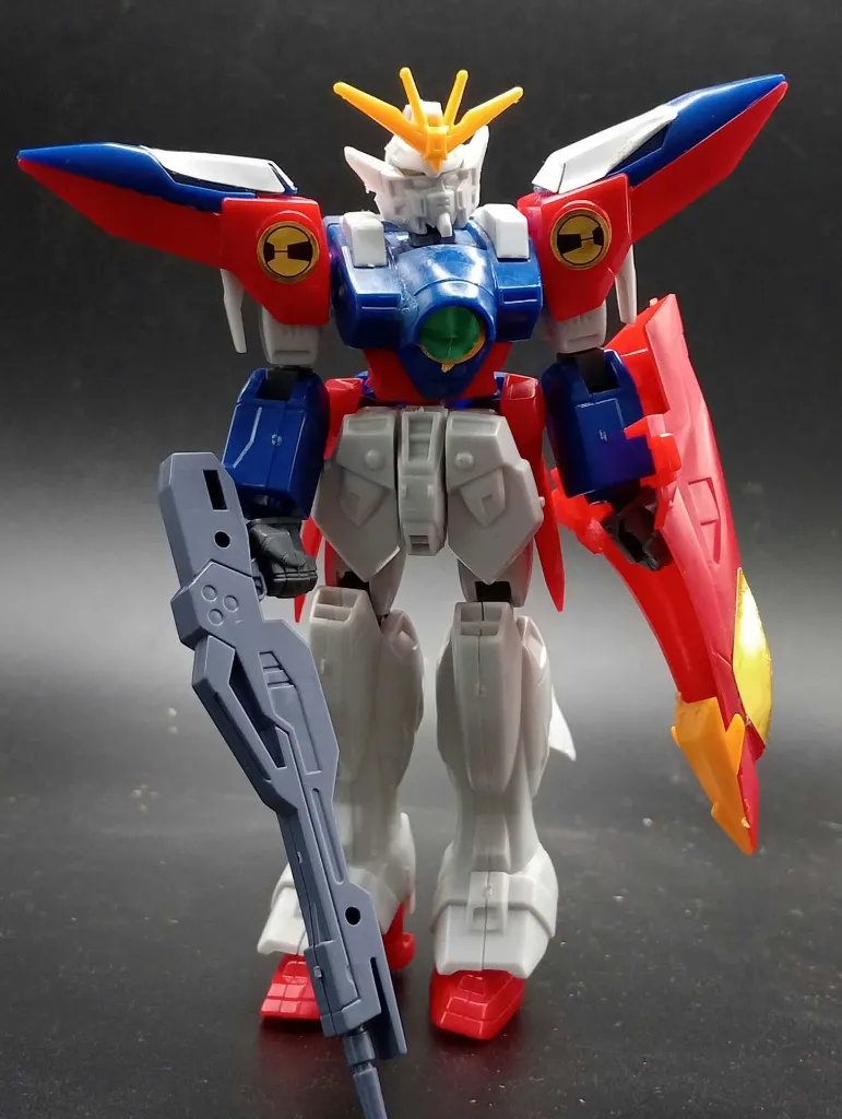 Maquette vintage Wing Gundam Zero XXXG-00W0 Bandai 1995 à l’échelle 1/144, montée avec fusil gris, bouclier rouge et ailes rouges bleues et blanches