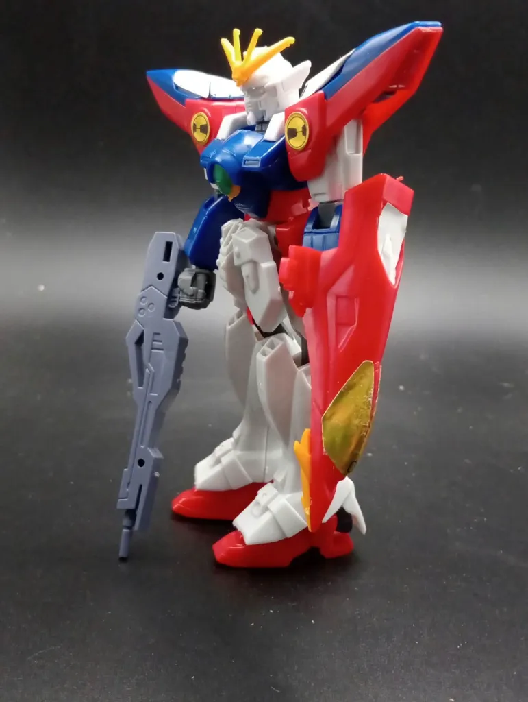 Maquette vintage Wing Gundam Zero XXXG-00W0 Bandai 1995 à l’échelle 1/144, montée avec fusil gris, bouclier rouge et ailes rouges bleues et blanches