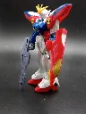 Maquette vintage Wing Gundam Zero XXXG-00W0 Bandai 1995 à l’échelle 1/144, montée avec fusil gris, bouclier rouge et ailes rouges bleues et blanches