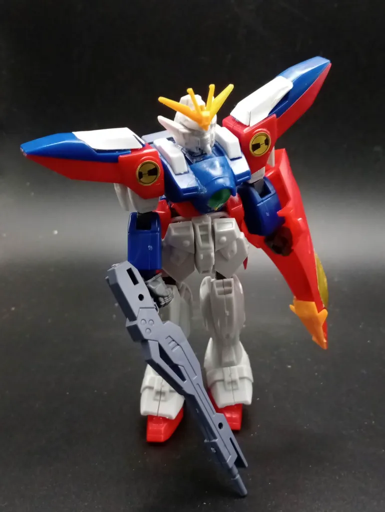 Maquette vintage Wing Gundam Zero XXXG-00W0 Bandai 1995 à l’échelle 1/144, montée avec fusil gris, bouclier rouge et ailes rouges bleues et blanches