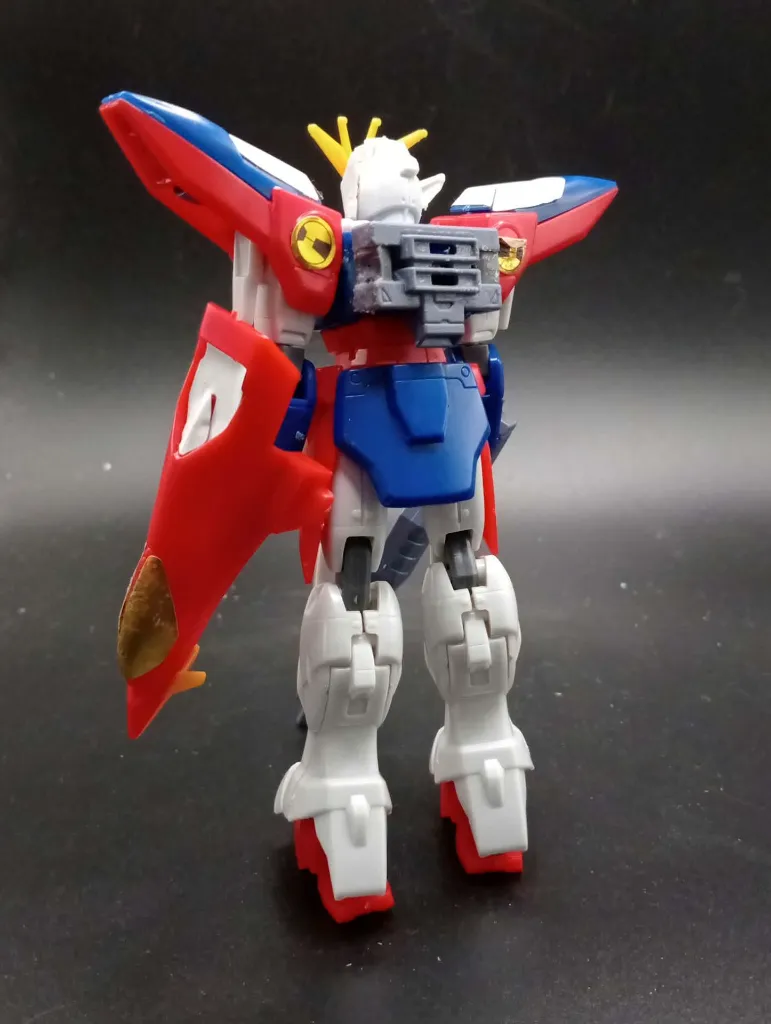 Maquette vintage Wing Gundam Zero XXXG-00W0 Bandai 1995 à l’échelle 1/144, montée avec fusil gris, bouclier rouge et ailes rouges bleues et blanches