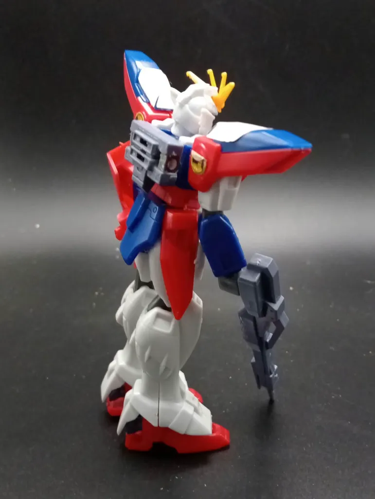Maquette vintage Wing Gundam Zero XXXG-00W0 Bandai 1995 à l’échelle 1/144, montée avec fusil gris, bouclier rouge et ailes rouges bleues et blanches