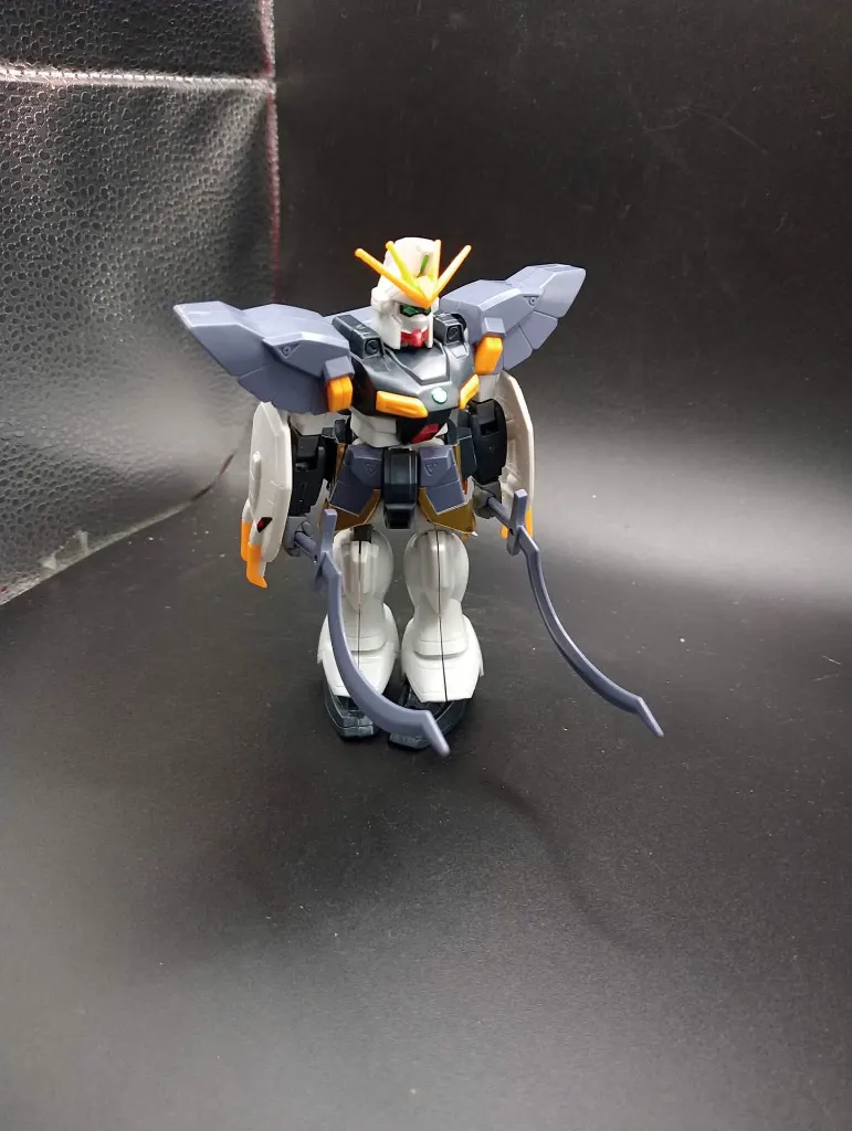 Maquette Gundam Sandrock XXXG-01SR Bandai 1995 à l’échelle 1/144, montée avec deux lames courbes Heat Shotel grises et bouclier blanc