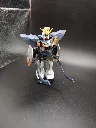 Maquette Gundam Sandrock XXXG-01SR Bandai 1995 à l’échelle 1/144, montée avec deux lames courbes Heat Shotel grises et bouclier blanc