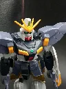 Maquette Gundam Sandrock XXXG-01SR Bandai 1995 à l’échelle 1/144, montée avec deux lames courbes Heat Shotel grises et bouclier blanc
