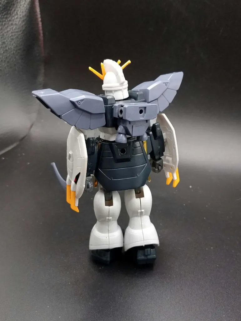 Maquette Gundam Sandrock XXXG-01SR Bandai 1995 à l’échelle 1/144, montée avec deux lames courbes Heat Shotel grises et bouclier blanc