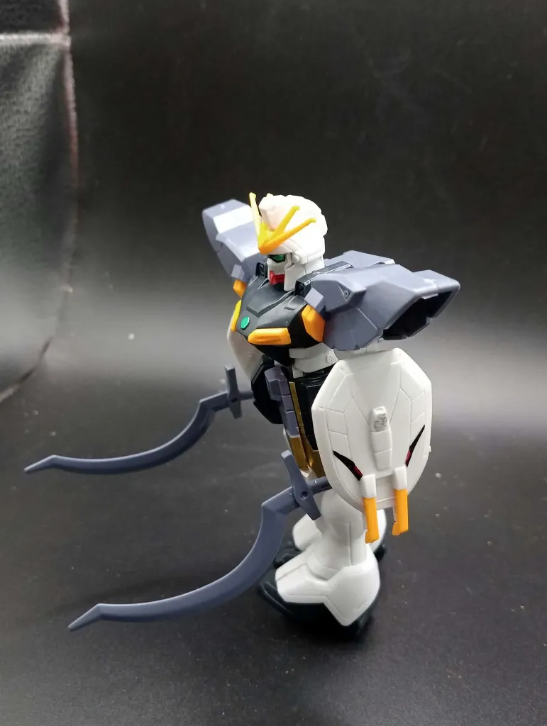 Maquette Gundam Sandrock XXXG-01SR Bandai 1995 à l’échelle 1/144, montée avec deux lames courbes Heat Shotel grises et bouclier blanc