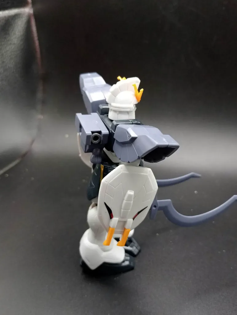 Maquette Gundam Sandrock XXXG-01SR Bandai 1995 à l’échelle 1/144, montée avec deux lames courbes Heat Shotel grises et bouclier blanc
