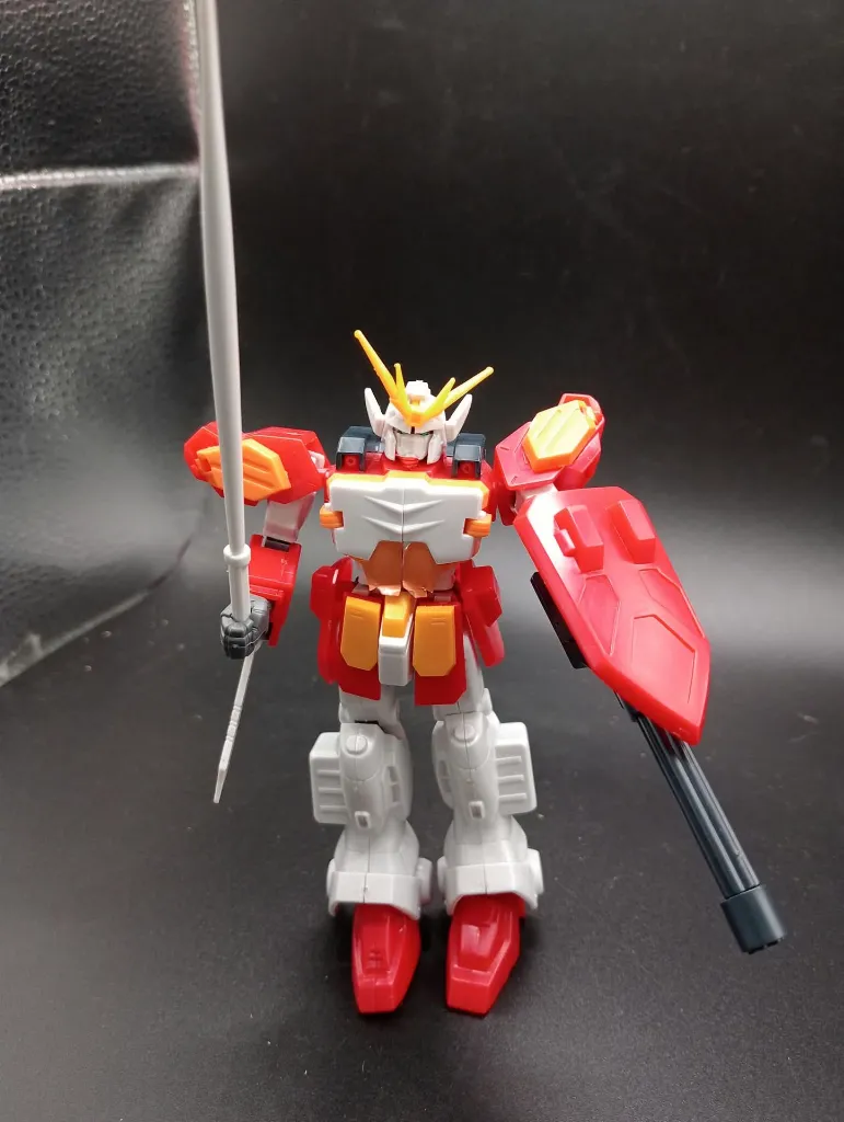 Maquette Gundam Heavyarms XXXG-01H Bandai 1995 à l’échelle 1/144, montée en rouge et blanc avec Gatling noire, bouclier rouge et longue lame grise, sans boîte