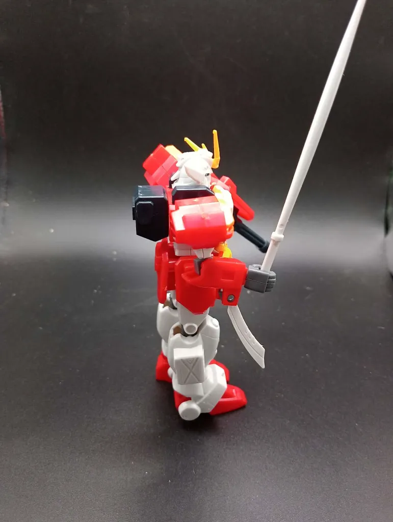 Maquette Gundam Heavyarms XXXG-01H Bandai 1995 à l’échelle 1/144, montée en rouge et blanc avec Gatling noire, bouclier rouge et longue lame grise, sans boîte