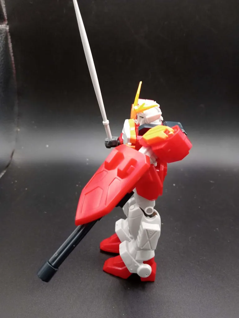 Maquette Gundam Heavyarms XXXG-01H Bandai 1995 à l’échelle 1/144, montée en rouge et blanc avec Gatling noire, bouclier rouge et longue lame grise, sans boîte