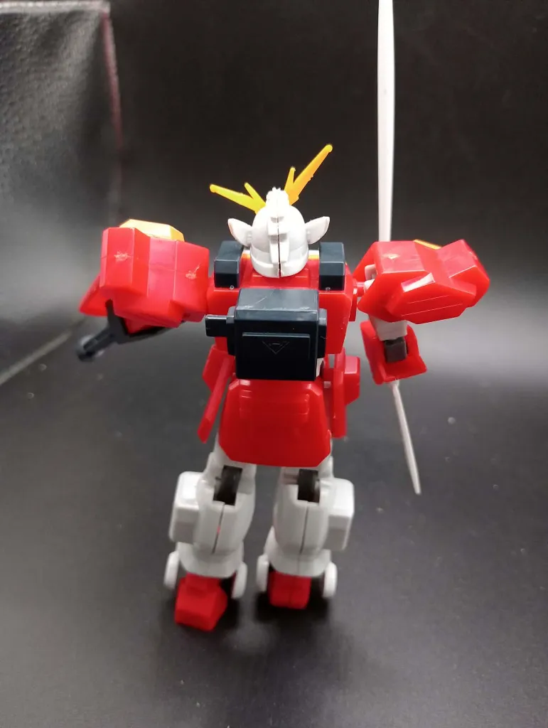 Maquette Gundam Heavyarms XXXG-01H Bandai 1995 à l’échelle 1/144, montée en rouge et blanc avec Gatling noire, bouclier rouge et longue lame grise, sans boîte