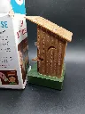 Jouet gag mécanique vintage The Out-House No. 606 en plastique, cabane brune avec personnage intérieur, réservoir d’eau et boîte d’origine