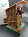 Jouet gag mécanique vintage The Out-House No. 606 en plastique, cabane brune avec personnage intérieur, réservoir d’eau et boîte d’origine