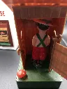 Jouet gag mécanique vintage The Out-House No. 606 en plastique, cabane brune avec personnage intérieur, réservoir d’eau et boîte d’origine
