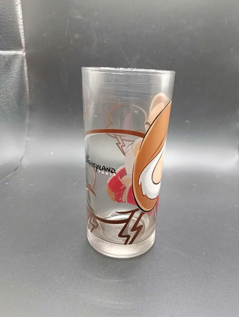 Transparant Disney-portretglas van Grumpy met bruine, rode en witte decoratie, wolken, bliksems en Disneyland Paris-logo