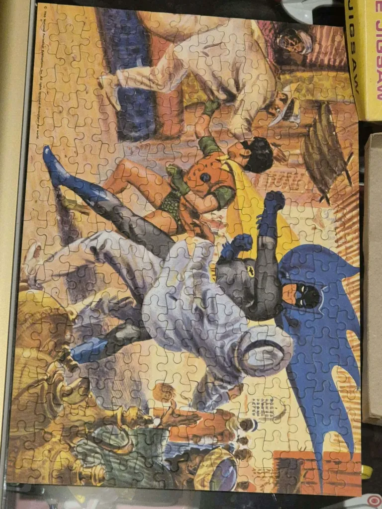 Puzzle vintage Batman Routs the Assassins de 1966 composé de 260 pièces, complet et assemblé, avec Batman et Robin combattant des assaillants dans un marché