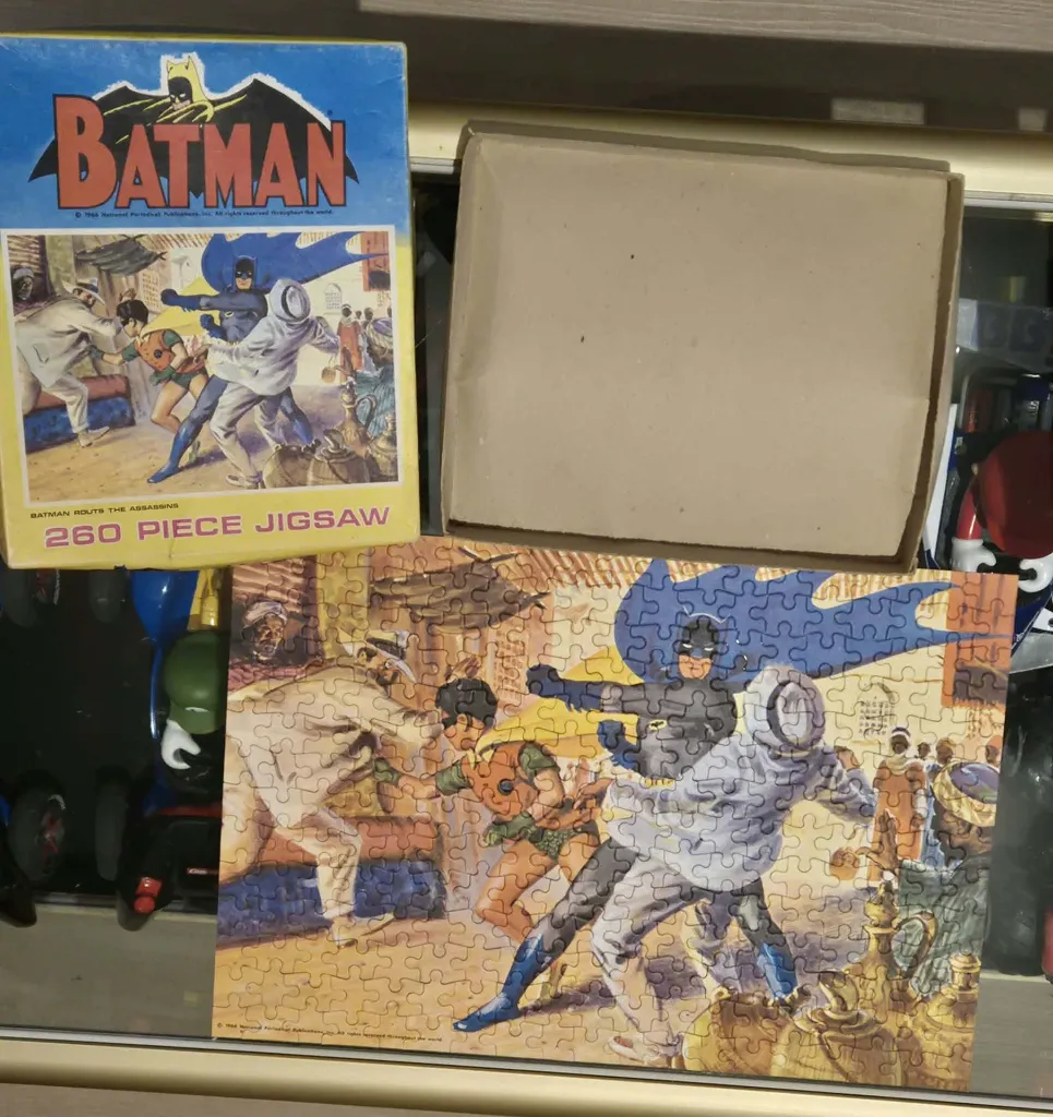 Vintage Batman Routs the Assassins-puzzel uit 1966 met 260 stukjes, compleet opgebouwd, met Batman en Robin in gevecht op een markt
