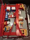 Maison LEGO DUPLO 2770 de 1986 montée dans une valise rouge et argent à façade transparente, avec personnages, cuisine, salle de bains, lits et mobilier