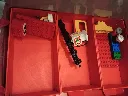 LEGO DUPLO 2770 speelhuis uit 1986 in een rode en zilverkleurige koffer met transparante voorkant, figuren, keuken, badkamer, bedden en meubels