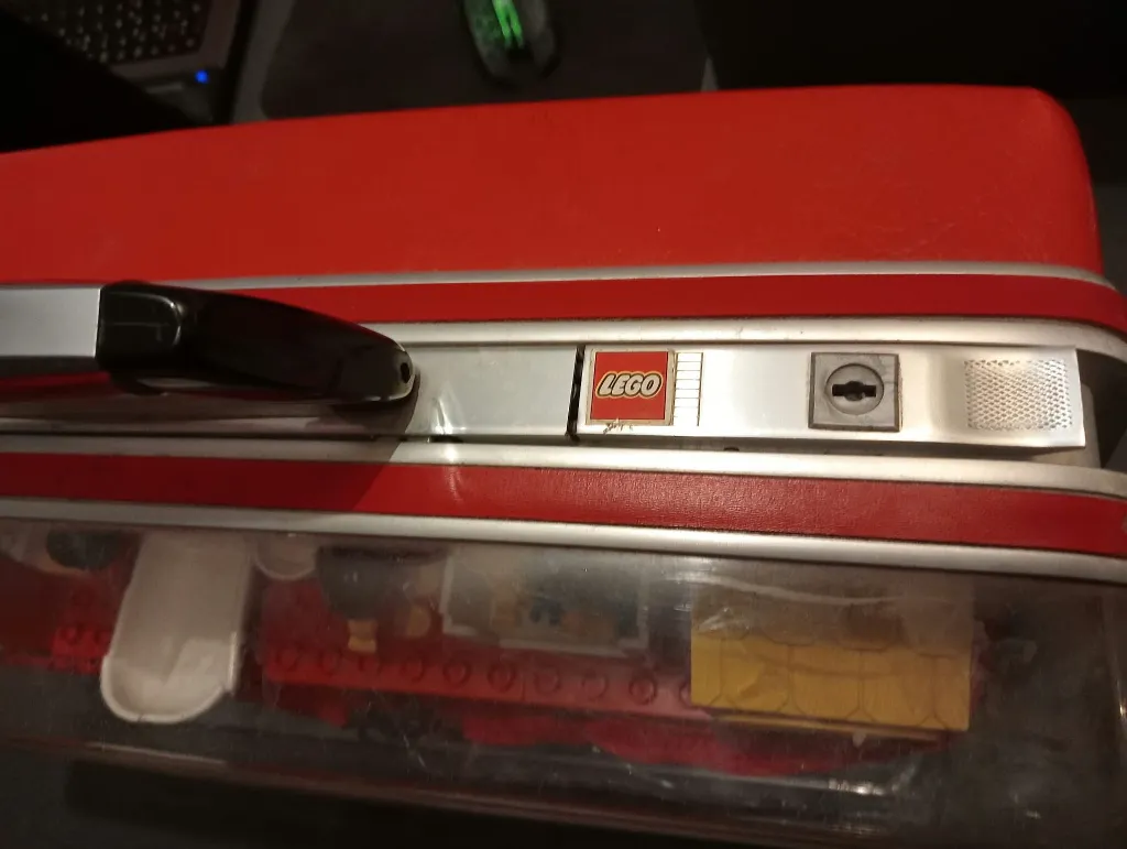 Casa LEGO DUPLO 2770 del 1986 in valigia rossa e argentata con fronte trasparente, personaggi, cucina, bagno, letti e mobili