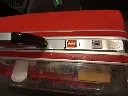 Casa LEGO DUPLO 2770 del 1986 in valigia rossa e argentata con fronte trasparente, personaggi, cucina, bagno, letti e mobili
