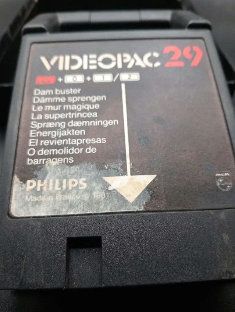 Philips Videopac 29 Dam Buster uit 1981 voor G7000, met zwarte cartridge, handleiding en gebarsten transparante kunststof doos