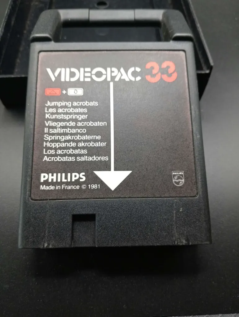 Philips Videopac 33 Vliegende Acrobaten uit 1981 voor G7000, zwarte cartridge Made in France en transparante doos met barst onderaan