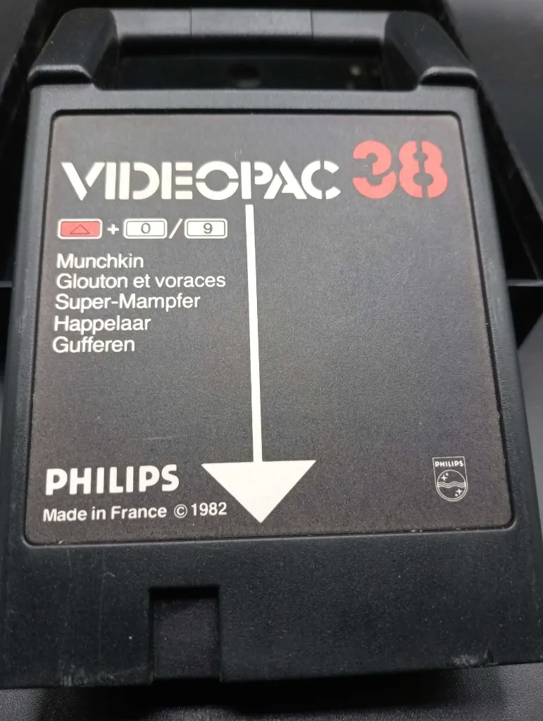 Retrospel Philips Videopac 38 Munchkin uit 1982 met zwarte cartridge, geïllustreerde harde doos en originele handleiding voor G7000 en G7400