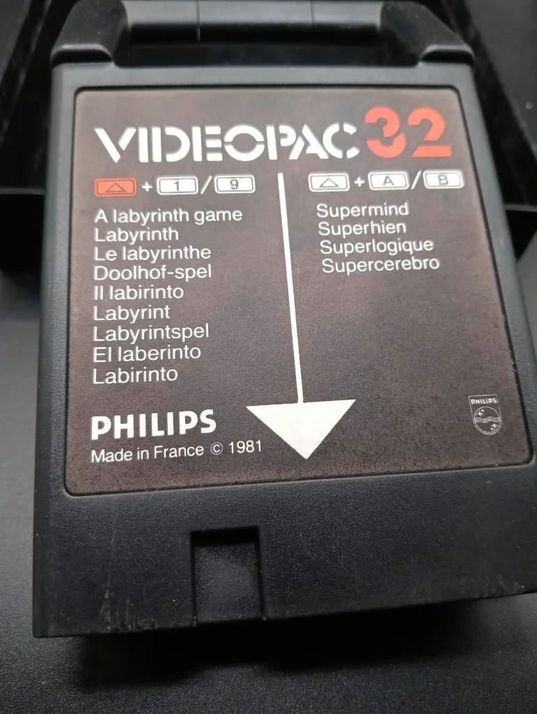Retrospel Philips Videopac 32 Labyrinth Supermind uit 1981 met zwarte cartridge, harde doos met robots en originele handleiding