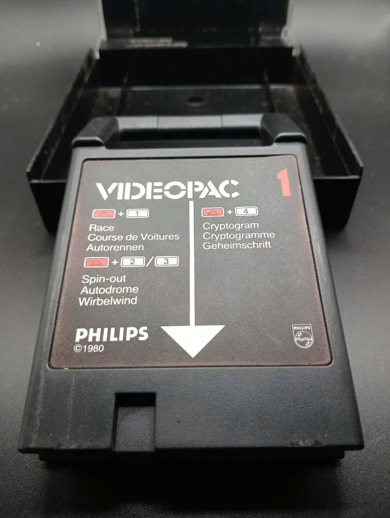 Retrospel Philips Videopac 1 Race Spin-Out Cryptogram uit 1980 met zwarte cartridge, harde doos met racewagens en originele handleiding