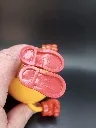 Figura grande amarilla Bandai Pac-Man Ghost Grabbin’ Pac con guantes rojos, zapatillas rojas y blancas, boca articulada y larga lengua rosa con resorte