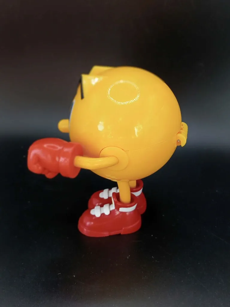 Grande personaggio giallo Bandai Pac-Man Ghost Grabbin’ Pac con guanti rossi, scarpe rosse e bianche, bocca apribile e lunga lingua rosa a molla
