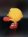 Grande personaggio giallo Bandai Pac-Man Ghost Grabbin’ Pac con guanti rossi, scarpe rosse e bianche, bocca apribile e lunga lingua rosa a molla