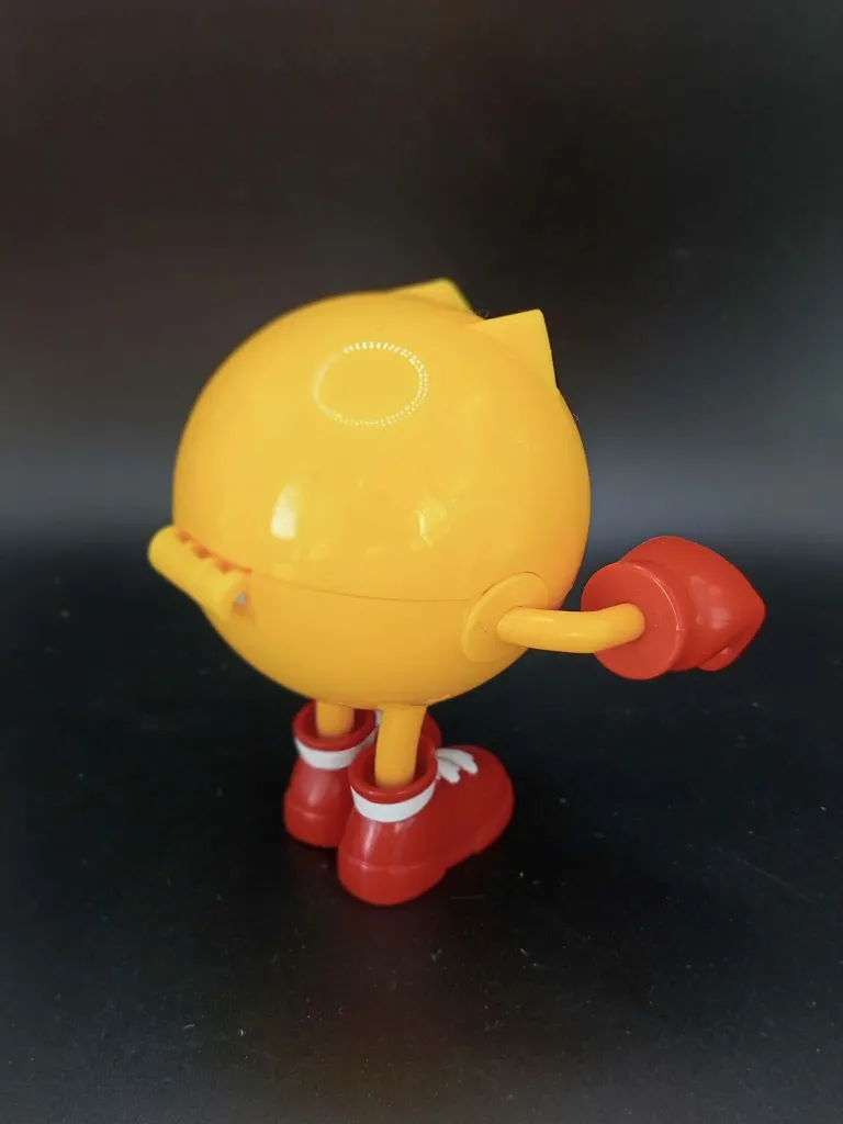 Grote gele Bandai Pac-Man Ghost Grabbin’ Pac-figuur met rode handschoenen, rood-witte schoenen, beweegbare mond en lange roze veertong