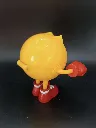 Grote gele Bandai Pac-Man Ghost Grabbin’ Pac-figuur met rode handschoenen, rood-witte schoenen, beweegbare mond en lange roze veertong