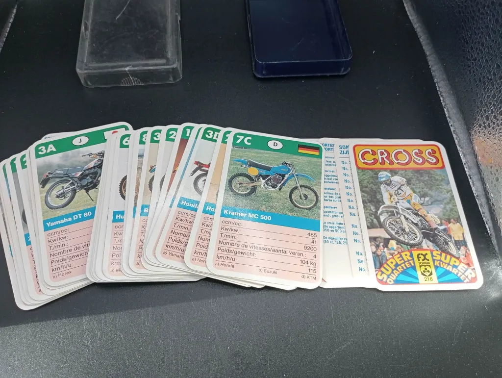Vintage motorcrosskaartspel Cross Super Kwartet Hemma 216 met geïllustreerde terreinmotorkaarten en sterk bekrast en gebarsten transparant doosje