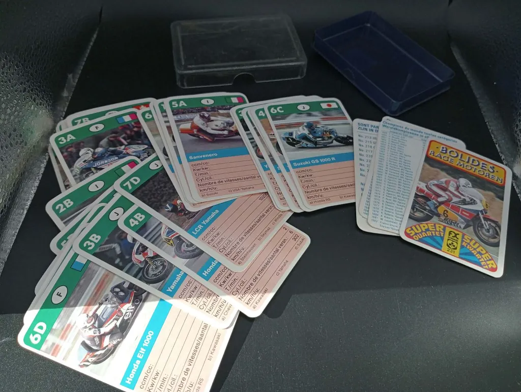 Vintage motorspel Bolides Race Motoren Super Kwartet Hemma 231 met geïllustreerde racemotoren, technische gegevens en origineel transparant doosje