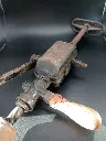 Alte Metabo Brustbohrmaschine aus stark oxidiertem Metall mit Zweiganggetriebe, Kurbel, Brustplatte und abgenutzten Holzgriffen